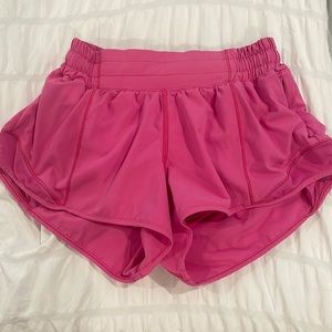 Lululemon Low-Rise 2.5 inch Hotty Hot Shorts | Sonic Pink | Size 4